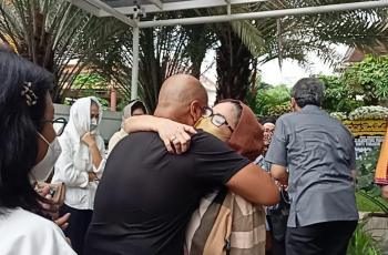 Tangis Vina Panduwinata Meledak Antar Jenazah Ibunya ke Rumah Duka