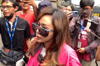Denise Chariesta Komen Nyeleneh usai Dipolisikan Razman Nasution: Kemarin Bilang Mau Nikahin Aku
