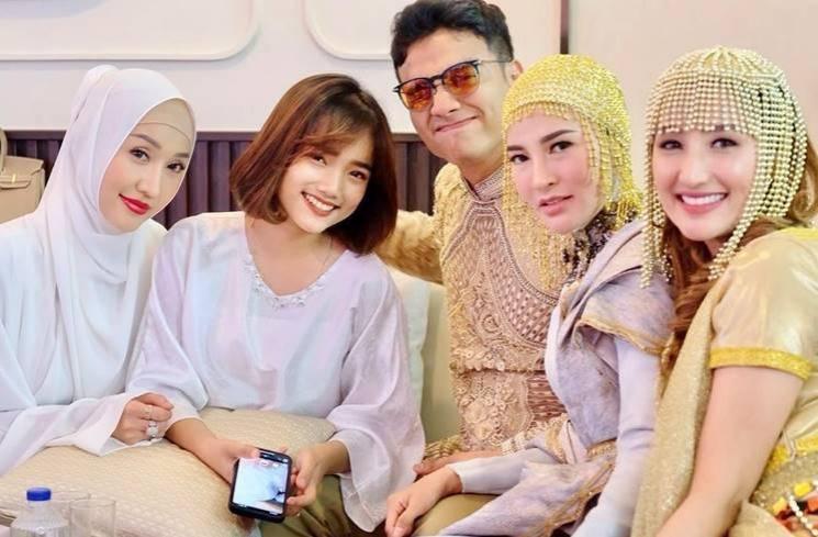 Gaya artis di halal bihalal bos MS Glow (Instagram/@fuji_an)