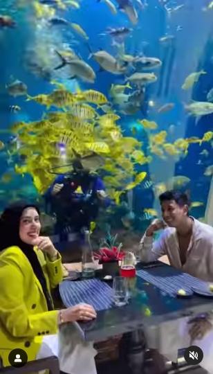 Potret Anniversary ke-5 Fairuz A Rafiq dan Sonny Septian. (Instagram/Fairuzarafiq)