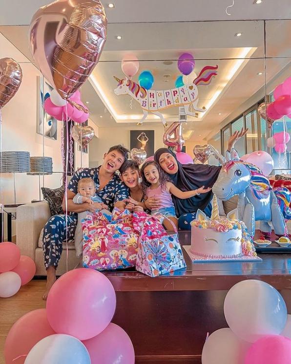 Potret Anniversary ke-5 Fairuz A Rafiq dan Sonny Septian. (Instagram/Fairuzarafiq)