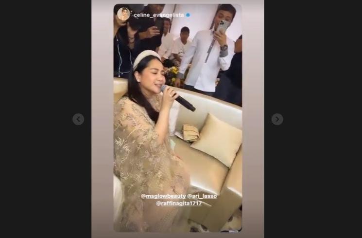 Gaya artis di halal bihalal bos MS Glow (Instagram/@celine_evangelista)