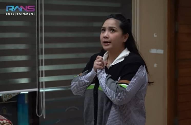 Momen Nagita Slavina iseng bayarin karyawan naik pesawat. (YouTube/Rans Entertainment)