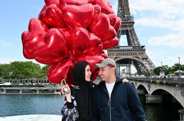 Momen Kartika Putri Babymoon di Prancis (@kartikaputriworld)