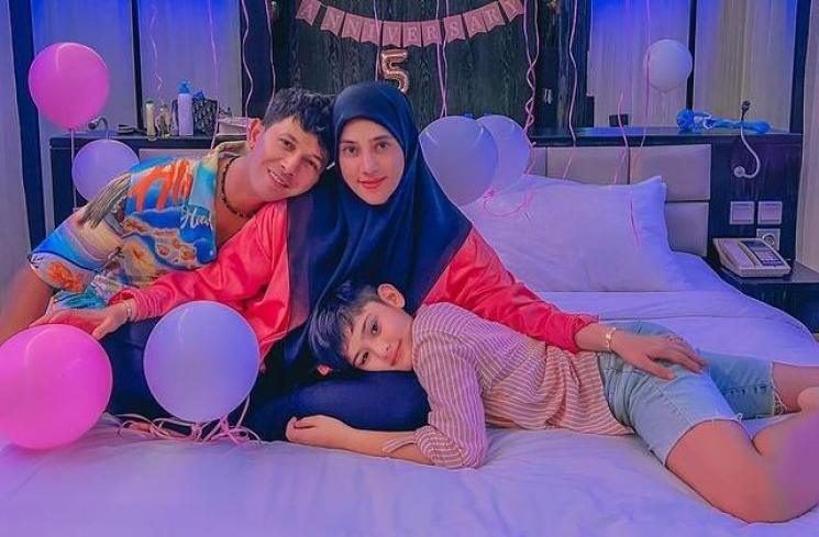 Potret Anniversary ke-5 Fairuz A Rafiq dan Sonny Septian. (Instagram/Fairuzarafiq)