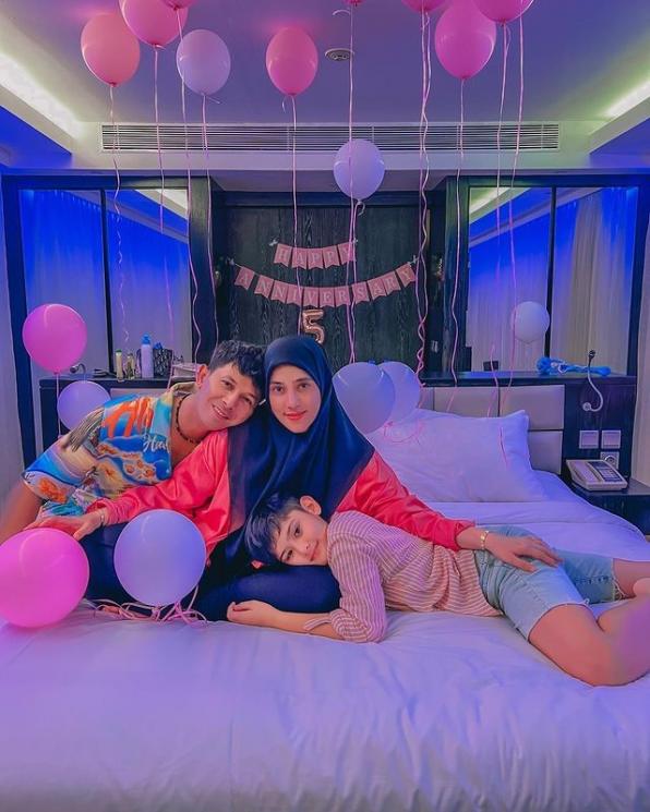 Potret Anniversary ke-5 Fairuz A Rafiq dan Sonny Septian. (Instagram/Fairuzarafiq)
