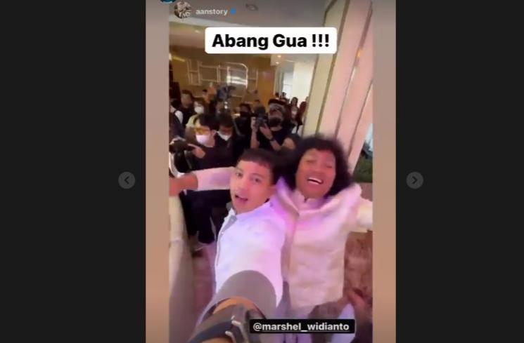 Gaya artis di halal bihalal bos MS Glow (Instagram/@aanstory)