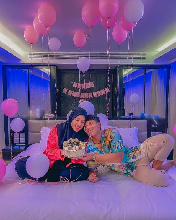 Potret Anniversary ke-5 Fairuz A Rafiq dan Sonny Septian. (Instagram/Fairuzarafiq)