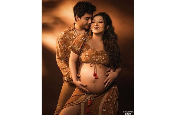 Gaya Pedangdut Pamer Baby Bump. (Instagram/sitibadriahh)