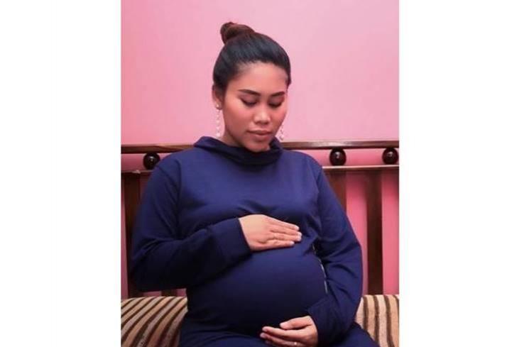 Gaya Pedangdut Pamer Baby Bump. (Instagram/evi_masamba_real)