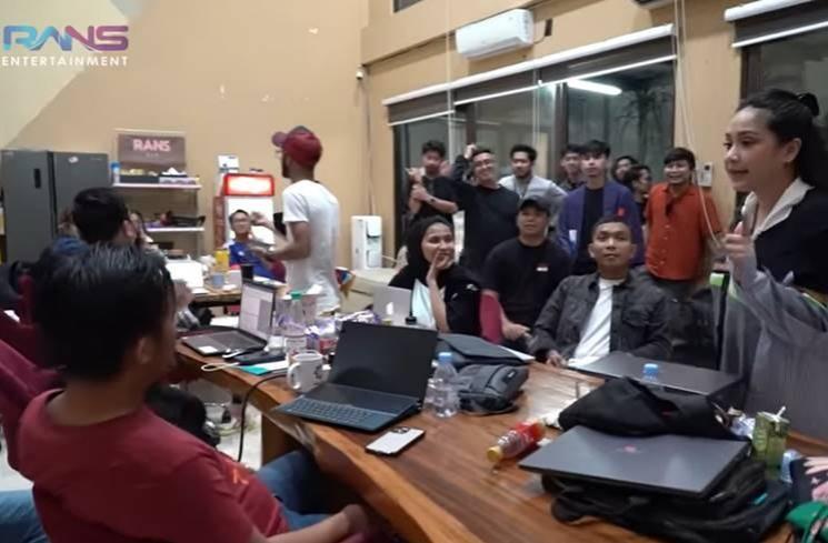 Momen Nagita Slavina iseng bayarin karyawan naik pesawat. (YouTube/Rans Entertainment)