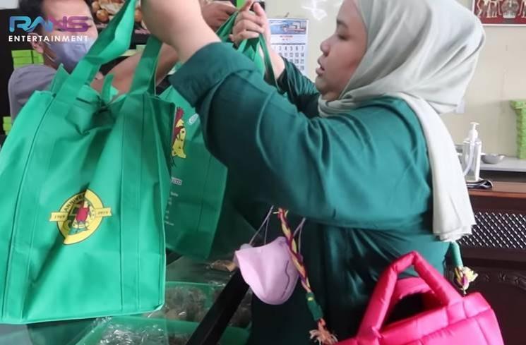 Momen Nagita Slavina iseng bayarin karyawan naik pesawat. (YouTube/Rans Entertainment)