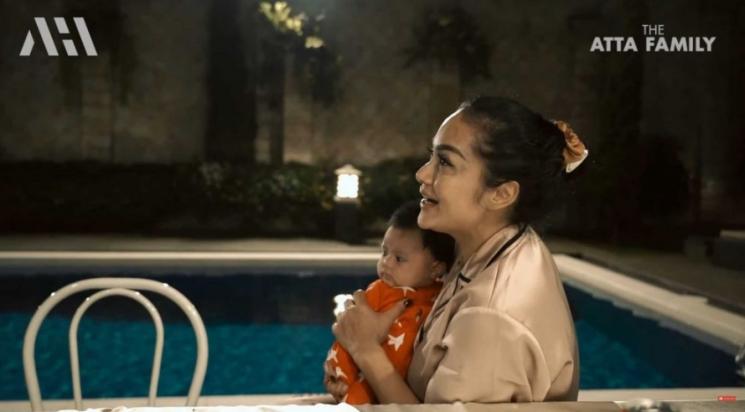 Momen Ameena Piknik di Rumah Krisdayanti. (YouTube/AH)