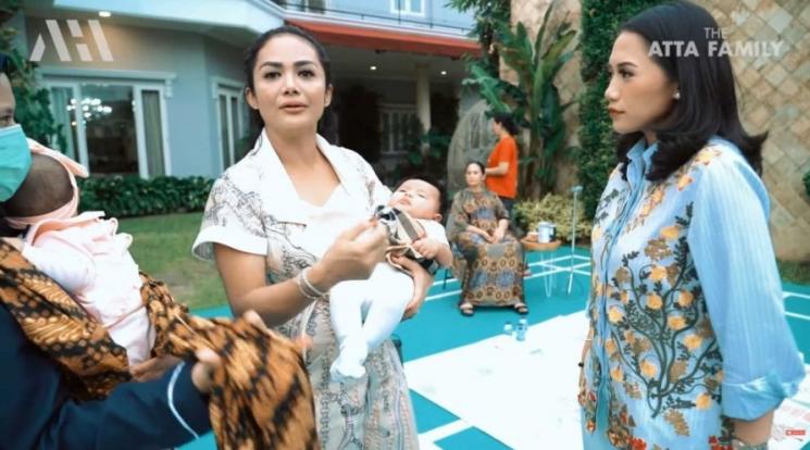 Momen Ameena Piknik di Rumah Krisdayanti. (YouTube/AH)