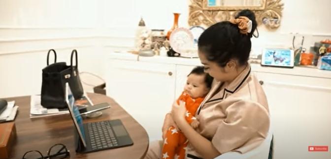 Momen Ameena Piknik di Rumah Krisdayanti. (YouTube/AH)