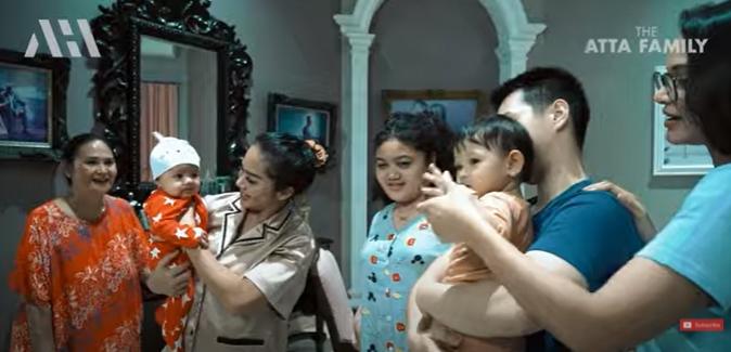 Momen Ameena Piknik di Rumah Krisdayanti. (YouTube/AH)