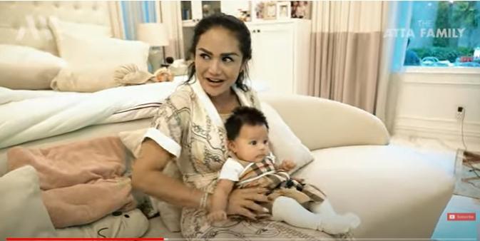 Momen Ameena Piknik di Rumah Krisdayanti. (YouTube/AH)