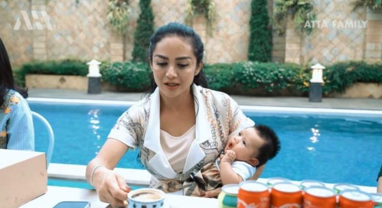 Momen Ameena Piknik di Rumah Krisdayanti. (YouTube/AH)