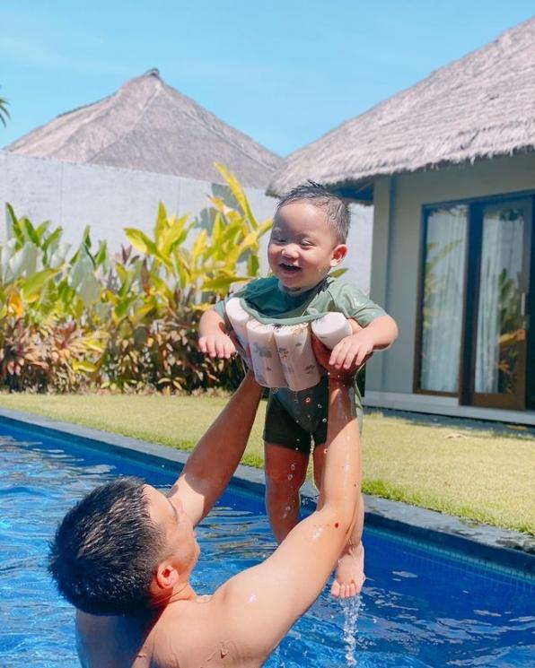 Potret Kedekatan Rezky Aditya dengan Anak. (Instagram/thereal_rezkyadhitya)