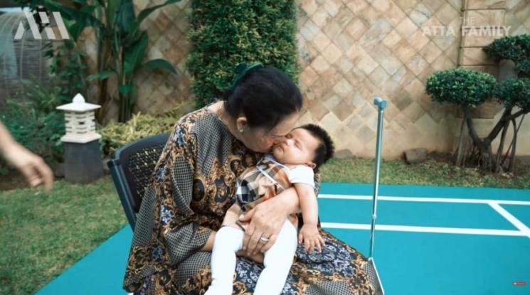 Momen Ameena Piknik di Rumah Krisdayanti. (YouTube/AH)