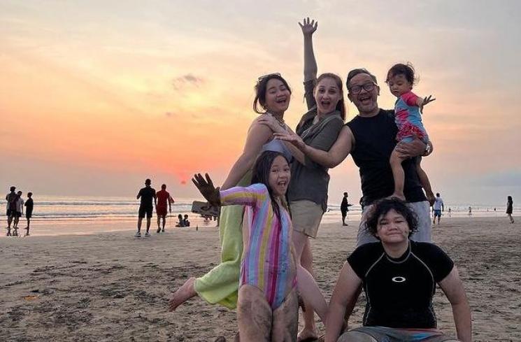 Potret Mona Ratuliu Liburan ke Bali Bareng Keluarga(Instagram/@monaratuliu)