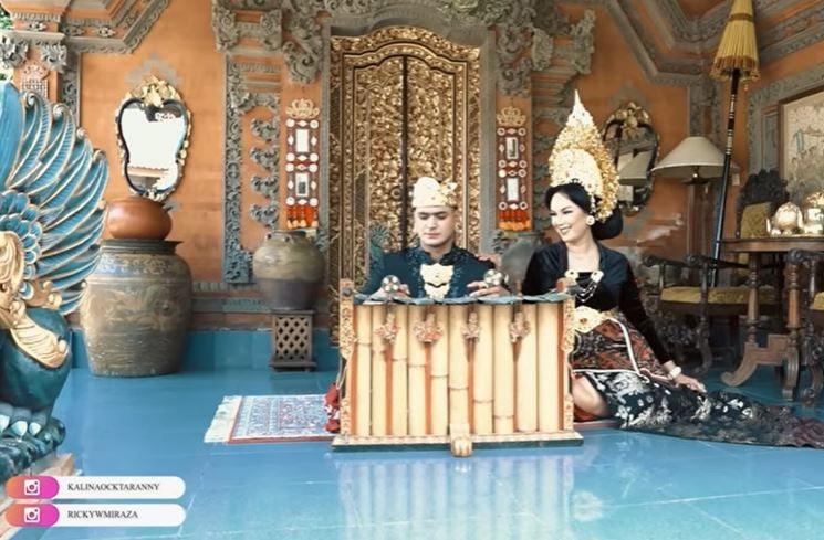 Pemotretan Kalina Oktarani dan pacar berondong. (YouTube/Kalina Ocktaranny)