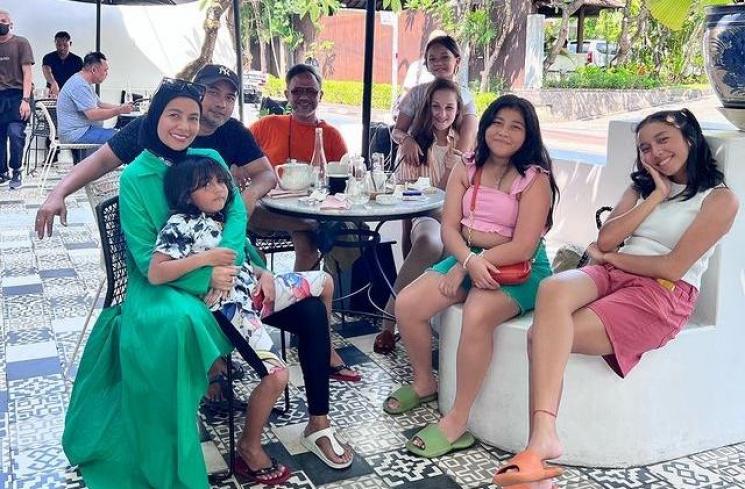 Potret Mona Ratuliu Liburan ke Bali Bareng Keluarga(Instagram/@monaratuliu)