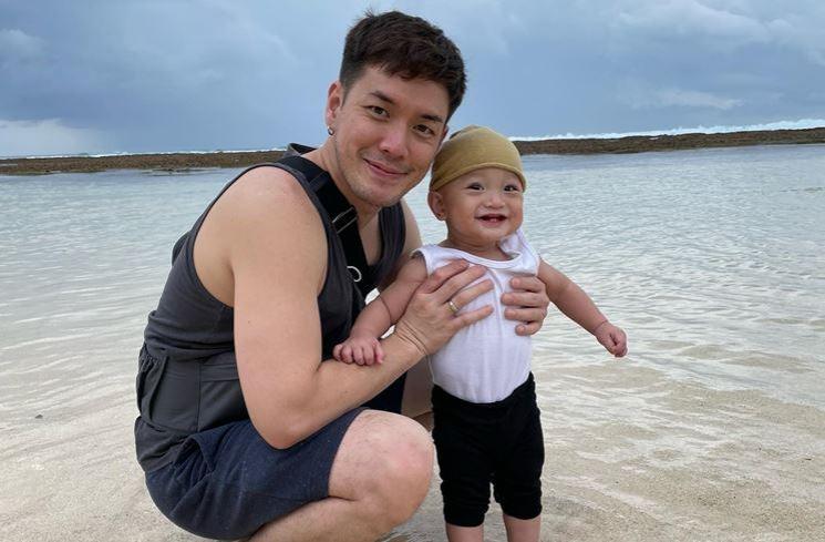 Potret Anthony Xie momong anak. (Instagram/@anthonyxie_)