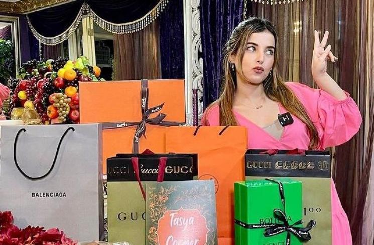Momen Tasya Farasya dan Tasyi Athasyia Buka Kado(Instagram/@tasyiiathasyia)