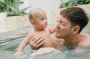 10 Potret Anthony Xie Momong Anak, Gemas Banget bak Kakak Adik