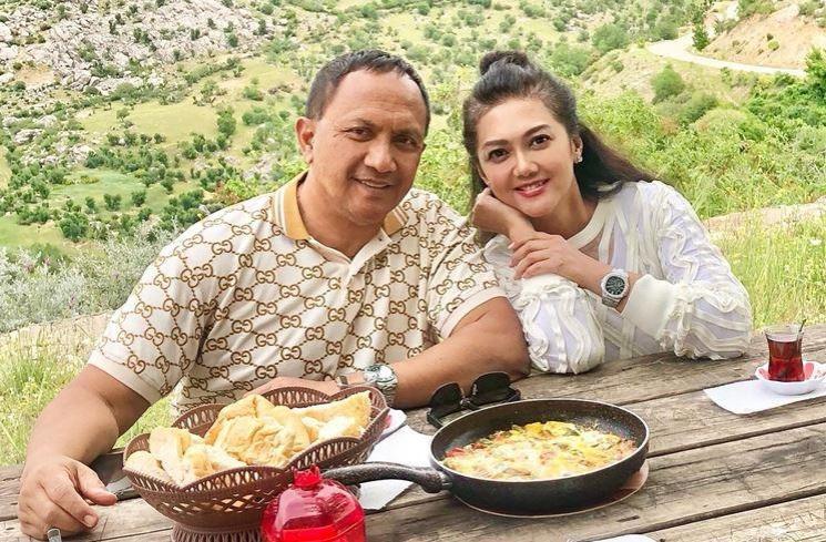 Artis menikah dengan anggota TNI. (Instagram/@bellasaphiraofficial)
