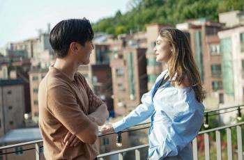 Luna Maya Pamer Pose Cantik di Korea Selatan, Netizen Kepo: Yang Fotoin Siwon Ya?