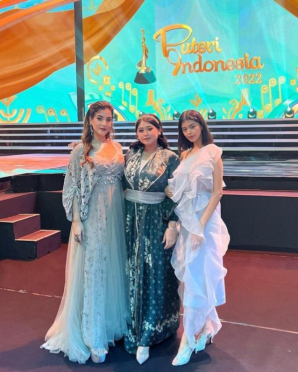 Gaya Artis di Malam Final Puteri Indonesia 2022. (Instagram/clarissaputri_)