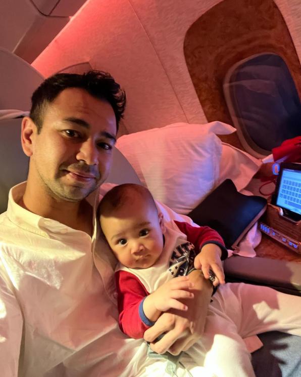 Gaya Raffi Ahmad dan Nagita Slavina keliling Eropa. (Instagram/raffinagita1717)