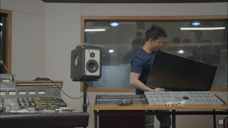 Momen Ariel NOAH jadi Tukang Benerin Meja (Youtube/Ariel Noah)