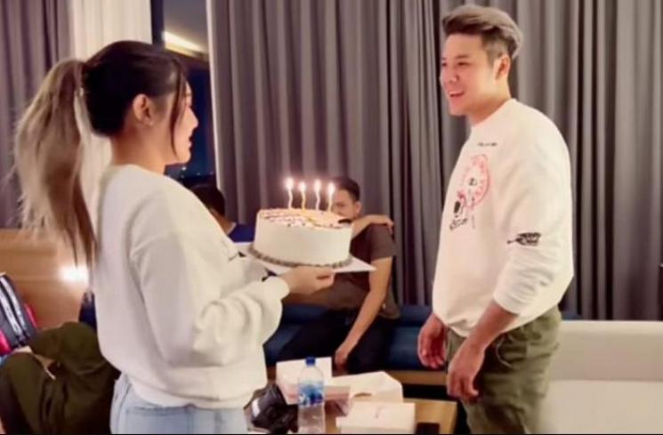 Momen Via Vallen Beri Kejutan Ultah Calon Suami. (YouTube/ Via Vallen)
