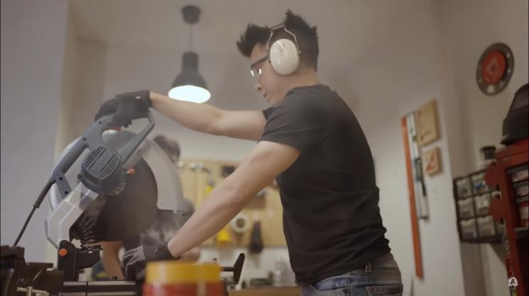 Momen Ariel NOAH jadi Tukang Benerin Meja (Youtube/Ariel Noah)
