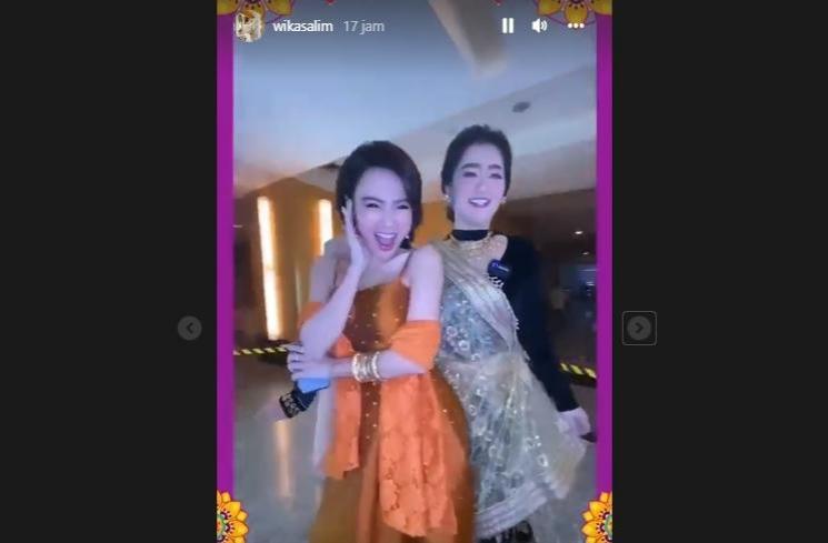 Gaya Artis di Pesta Ulang Tahun Iis Dahlia ke-50 (Instagram/@wikasalim)
