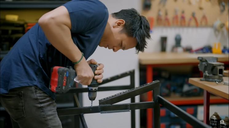 Momen Ariel NOAH jadi Tukang Benerin Meja (Youtube/Ariel Noah)