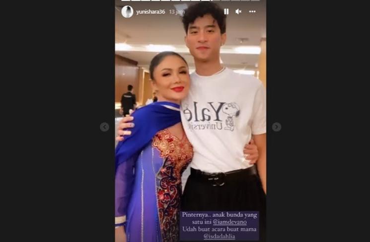 Gaya Artis di Pesta Ulang Tahun Iis Dahlia ke-50 (Instagram/@yunishara36)
