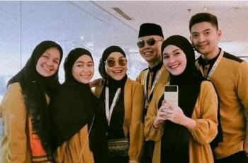 8 Momen Ayu Ting Ting Berangkat Umrah, Adem Banget Pakai Hijab dan Tanpa Makeup