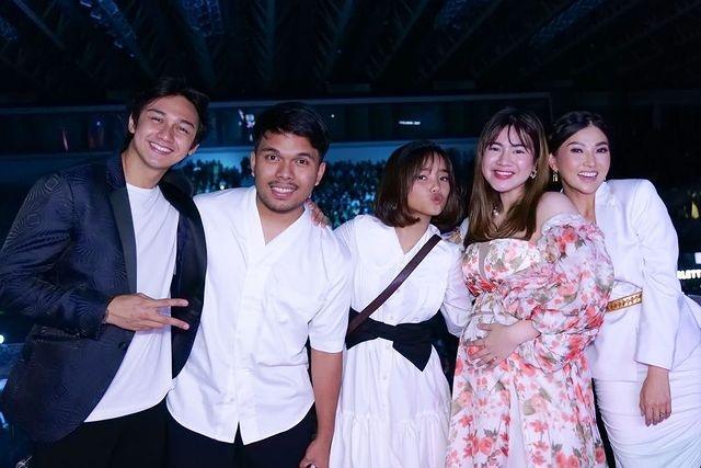 Momen Felicya Angelista Nonton Konser Rossa Saat Hamil. (Instagram/felicyangelista_)