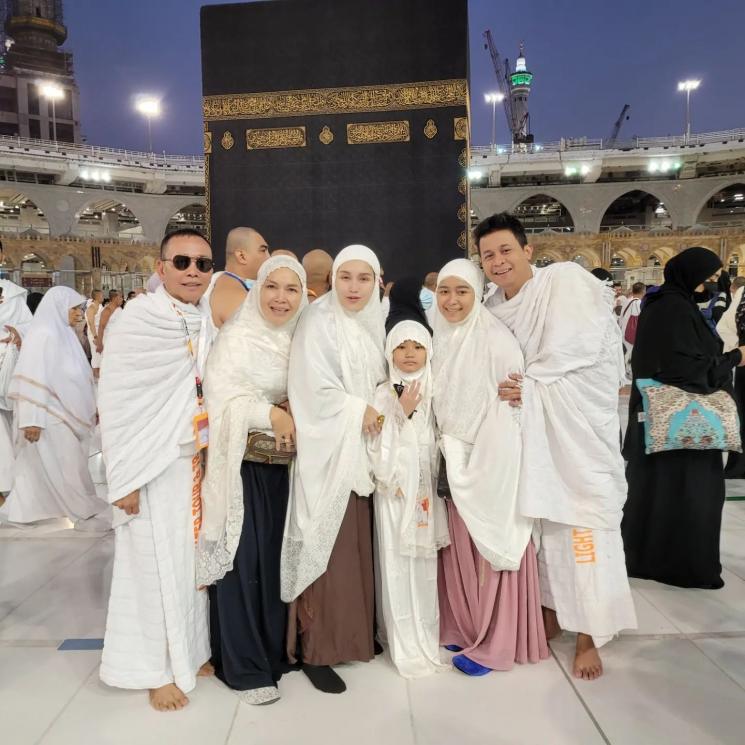 Potret ibu Ayu Ting Ting saat umrah. (Instagram/mom_ayting92_)