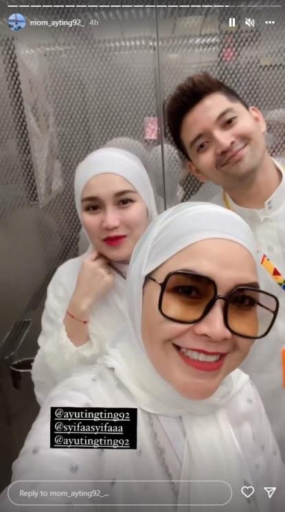 Potret ibu Ayu Ting Ting saat umrah. (Instagram/mom_ayting92_)