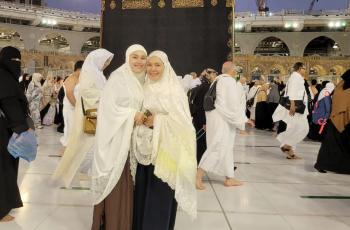 10 Potret Ibu Ayu Ting Ting saat Umrah, Ditegur Kebanyakan Posting Foto Ibadah