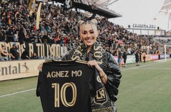 9 Potret Artis Nonton Bola di Luar Negeri, Ada yang Endingnya Kecewa