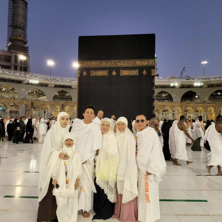 Potret ibu Ayu Ting Ting saat umrah. (Instagram/mom_ayting92_)