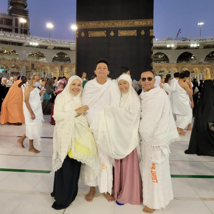 Potret ibu Ayu Ting Ting saat umrah. (Instagram/mom_ayting92_)