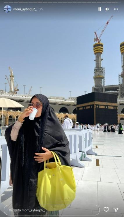 Potret ibu Ayu Ting Ting saat umrah. (Instagram/mom_ayting92_)
