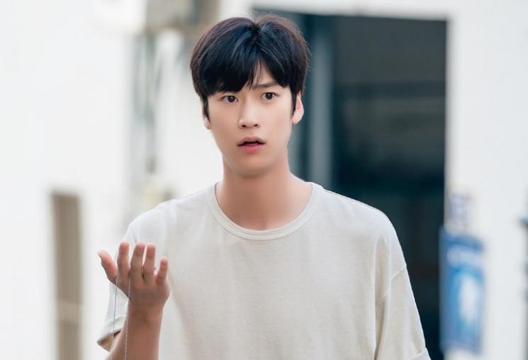 Adu Gaya Na In Woo di Jinxed at First dan Cleaning Up (Soompi)